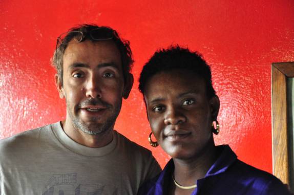 Com a simpática funcionária do hotel Le Perroquet, em Pétion-Ville, no subúrbio da capital Port-au-Prince, no Haiti